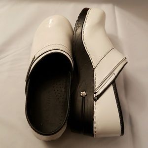 Ladies leather clogs